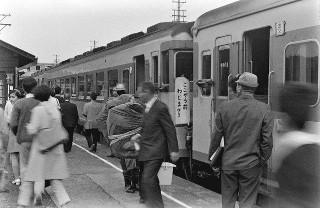 よみがえる鉄路の記憶 西脇恵さん撮影】穴水で切り離し 2方面へ：北陸