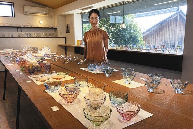 多彩な表情のガラス工芸 浅井さん、古巣の長浜「黒壁」で個展 ：中日