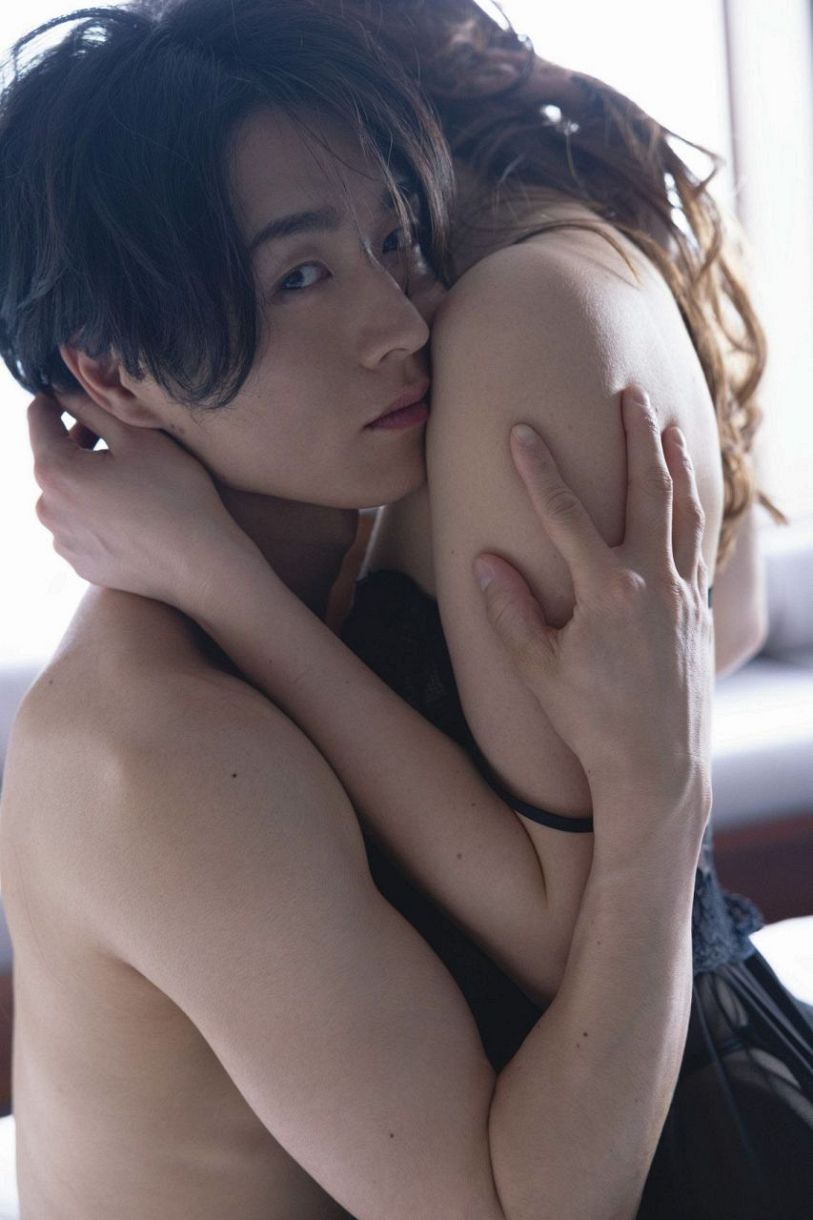 約半分が上裸！真田ナオキのファースト写真集からセクシーショット公開