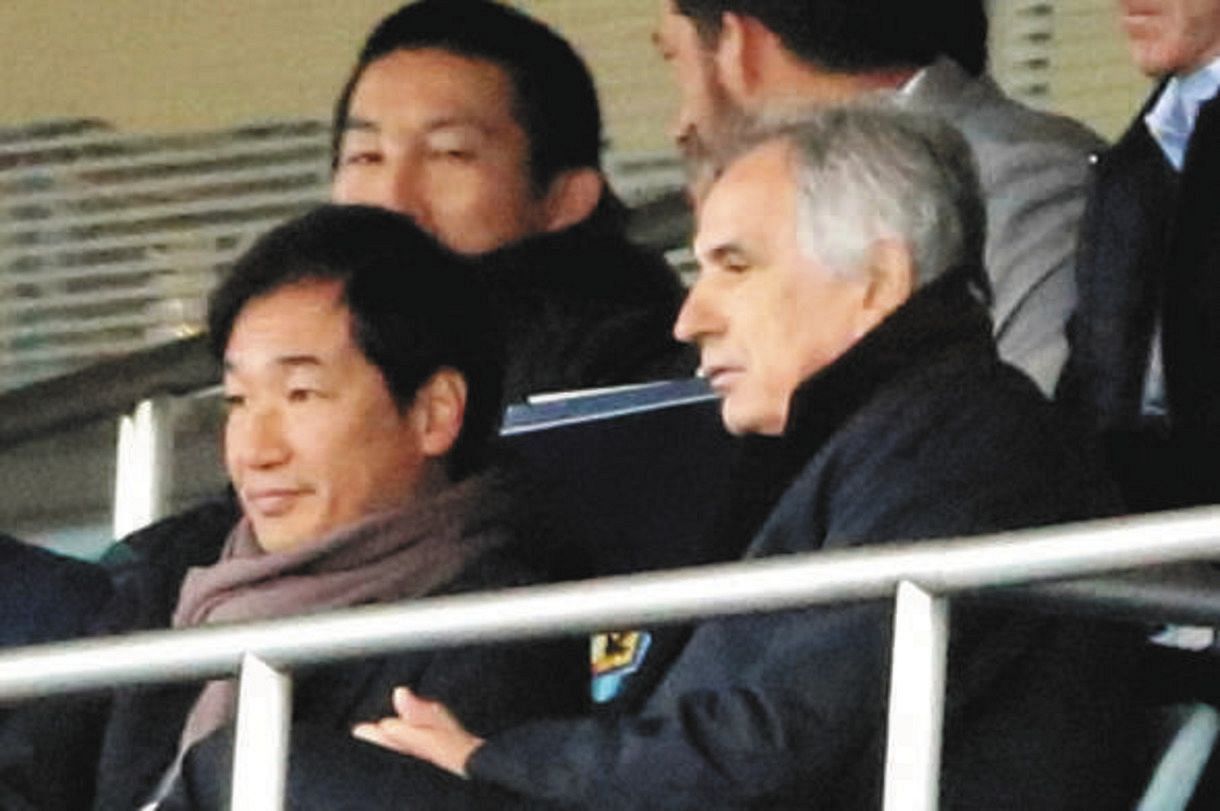 ナビスコ杯決勝の視察に訪れたサッカー日本代表のハリルホジッチ監督。左は霜田技術委員長（2015年撮影）