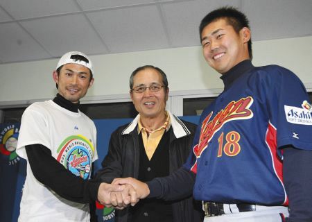ＷＢＣ優勝の記者会見で握手を交わす（左から）イチロー、王監督、松坂
