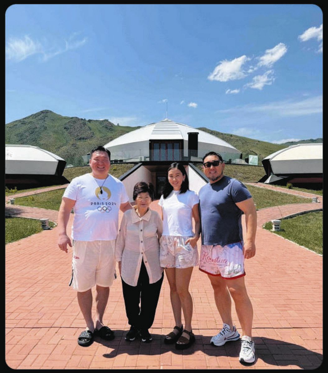 ◇元朝青龍さん、自身の妻と白鵬翔さん、白鵬さんの母と4ショット