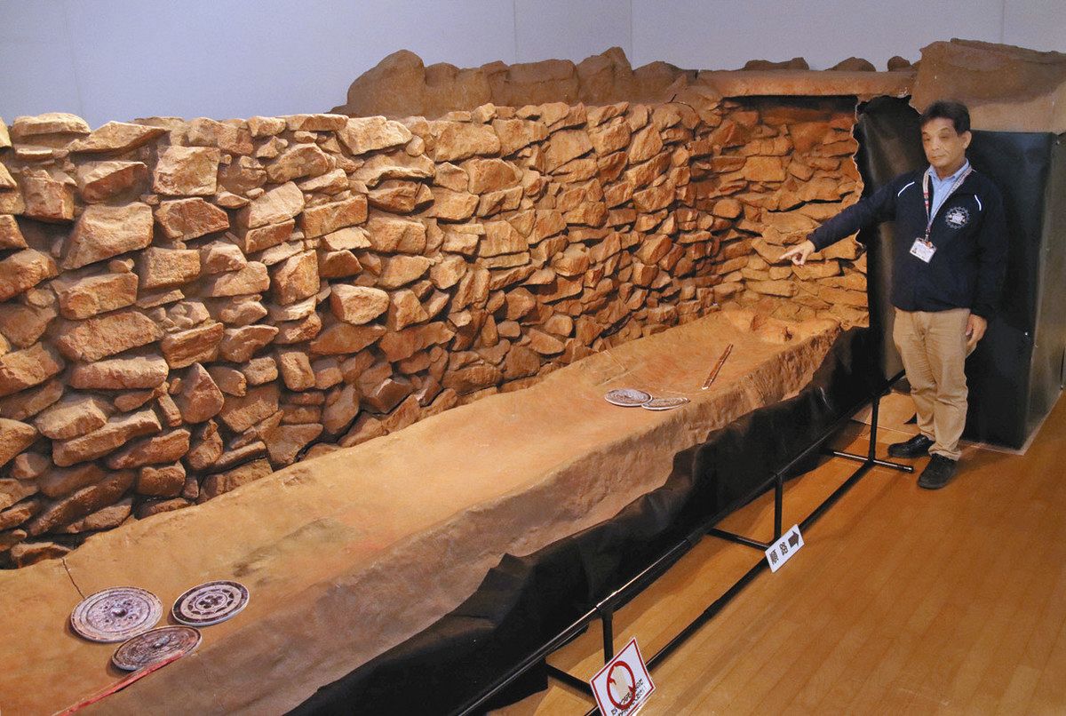 竪穴式石室の大きさを体感して 東近江で「雪野山古墳」の出土品を公開