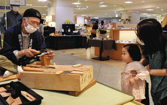 お六櫛の職人が技実演 ながの東急：中日新聞Web