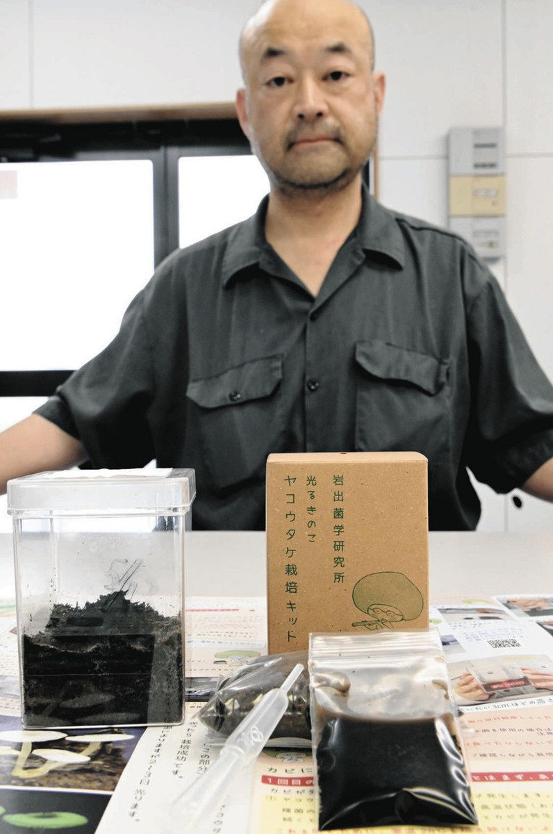 キットを紹介する福本さん＝津市末広町で
