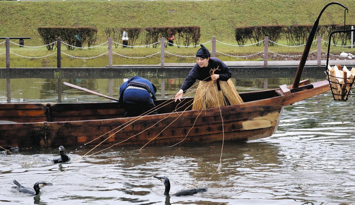 手縄で鵜を操る伝統の技を間近で 蟹江で「木曽川鵜飼」実演：中日新聞Web