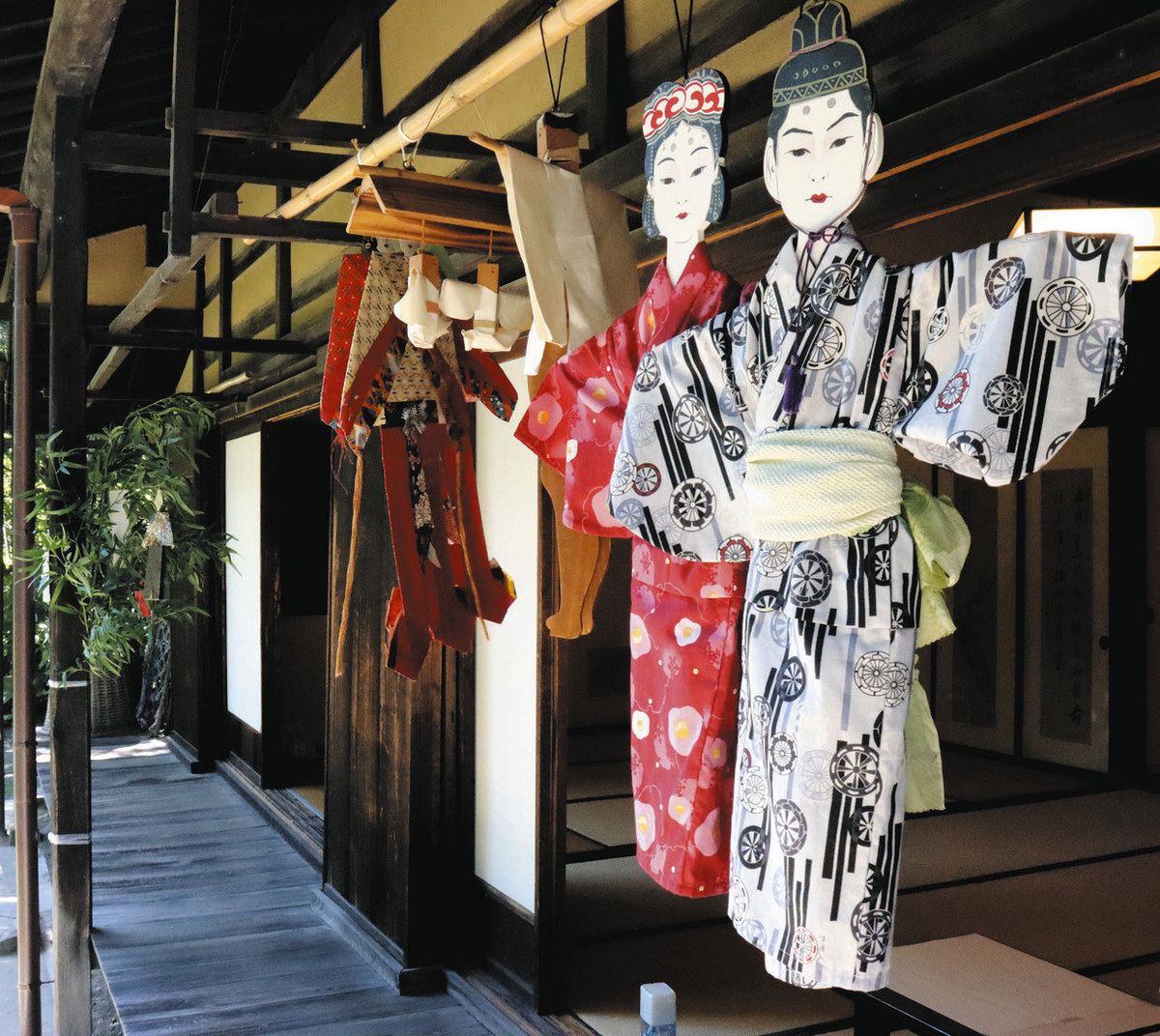 縁側に人形飾り夏野菜を供える 松本・窪田空穂生家：中日新聞Web