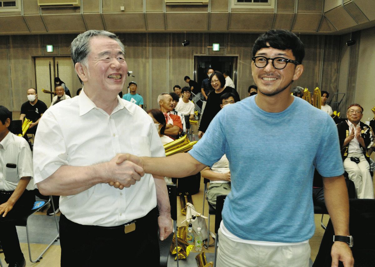 誠心館道場の教え子の出口クリスタ選手がパリ五輪で金メダルを獲得し、握手をして喜ぶ村山良治師範（左）と洸介館長＝塩尻市で