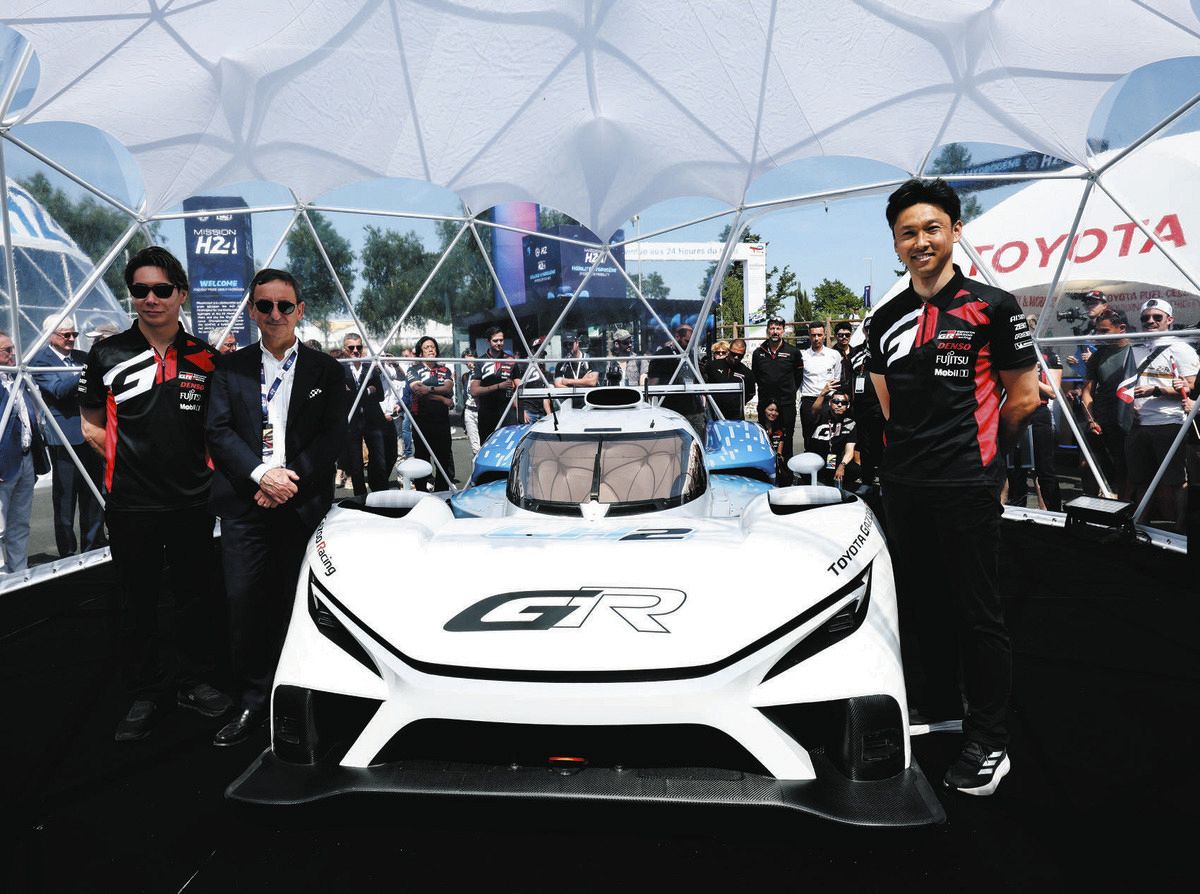 トヨタは走行前のサーキットで液体水素を燃料にするテスト車両をお披露目。左から小林可夢偉チーム代表、ＡＣＯのピエール・フィオン会長、中嶋一貴ＴＧＲーＥ副会長（トヨタ自動車提供）