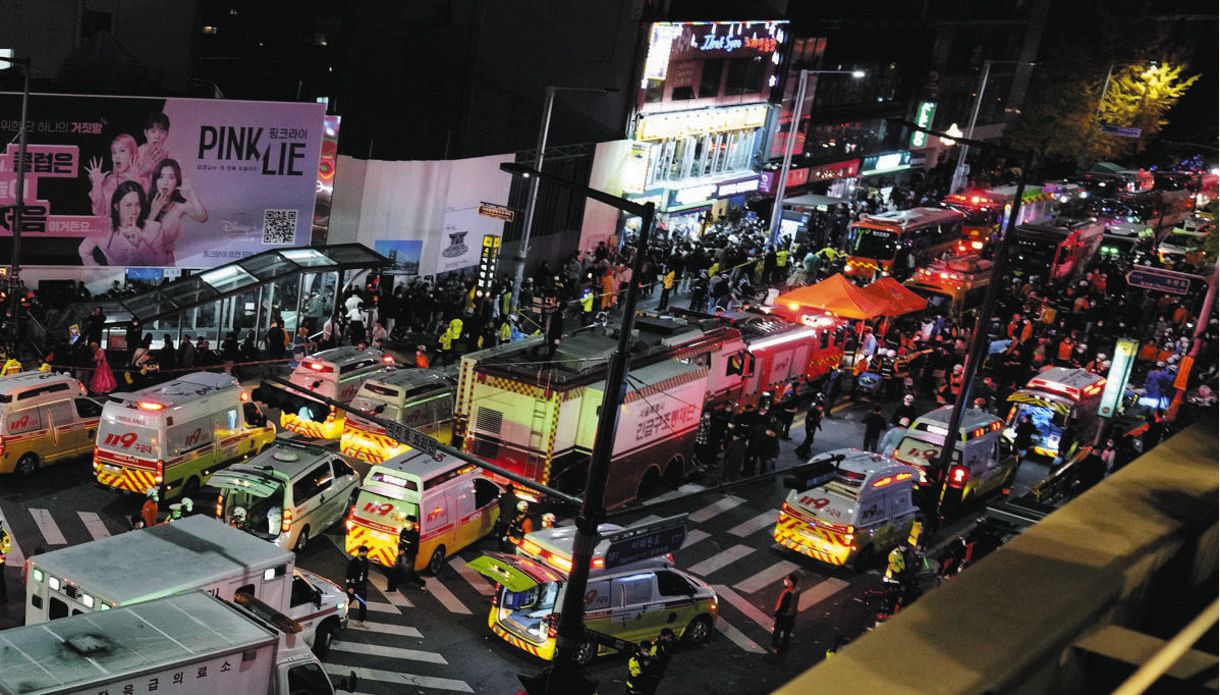 多数の救急車が待機するソウルの繁華街・梨泰院＝３０日未明（ＡＰ）