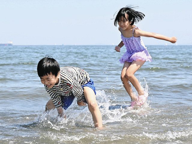 真夏日だ！水遊びだ!! 津の海岸：中日新聞Web