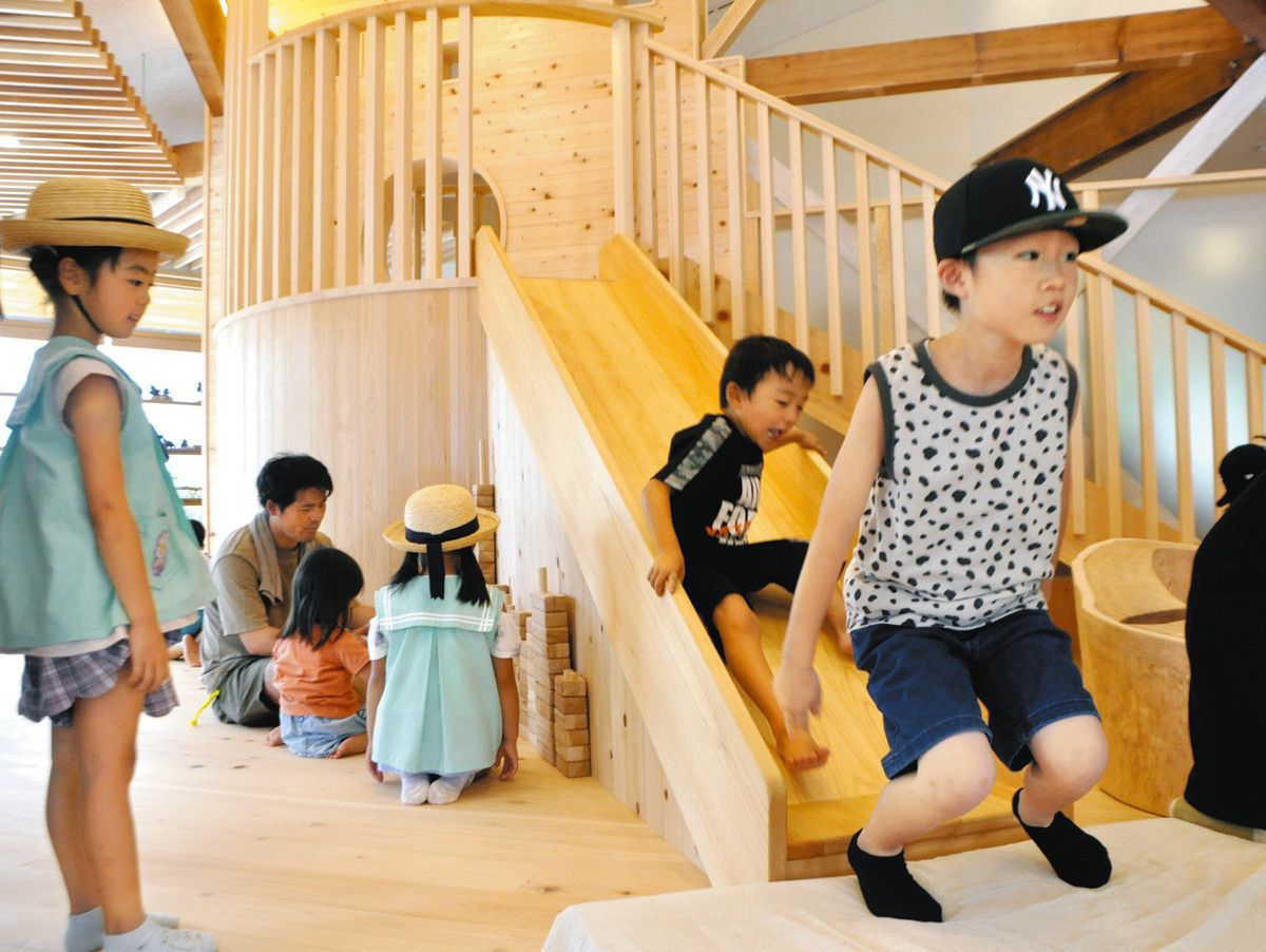 シンボルツリーの滑り台で遊ぶ子どもたち＝中津川市付知町のなかつがわ　森の木遊館で
