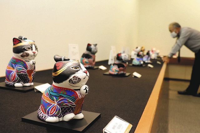 木彫りネコ「カオデカクン」並ぶ 岐阜でエサシトモコさんの作品展：中