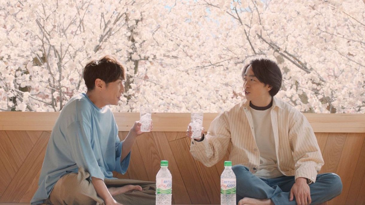 櫻井翔　嵐　写真 嵐・櫻井翔＆相葉雅紀、満開の桜見ながらサイダーを“酌み交わす” Hey