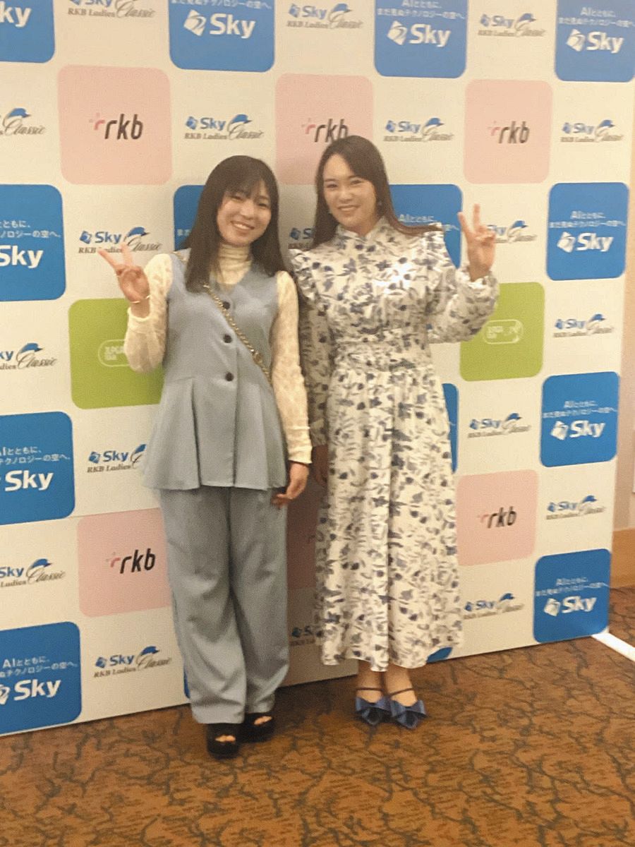 佐久間朱莉（左）と河本結