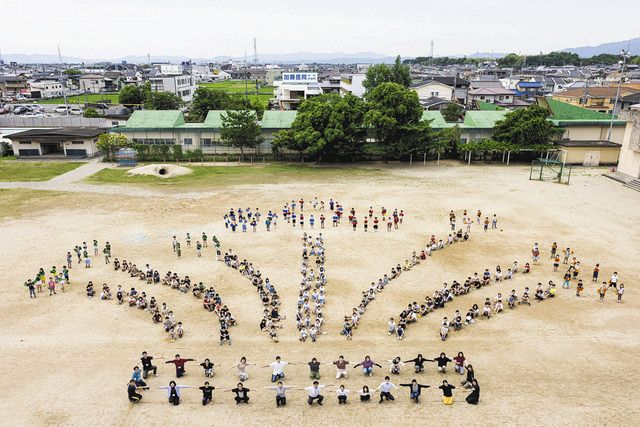 浅田さんが撮影した、藤水小の児童や教員が並んで浮かび上がらせた花火のデザイン＝津市藤方で（若林さん提供） 