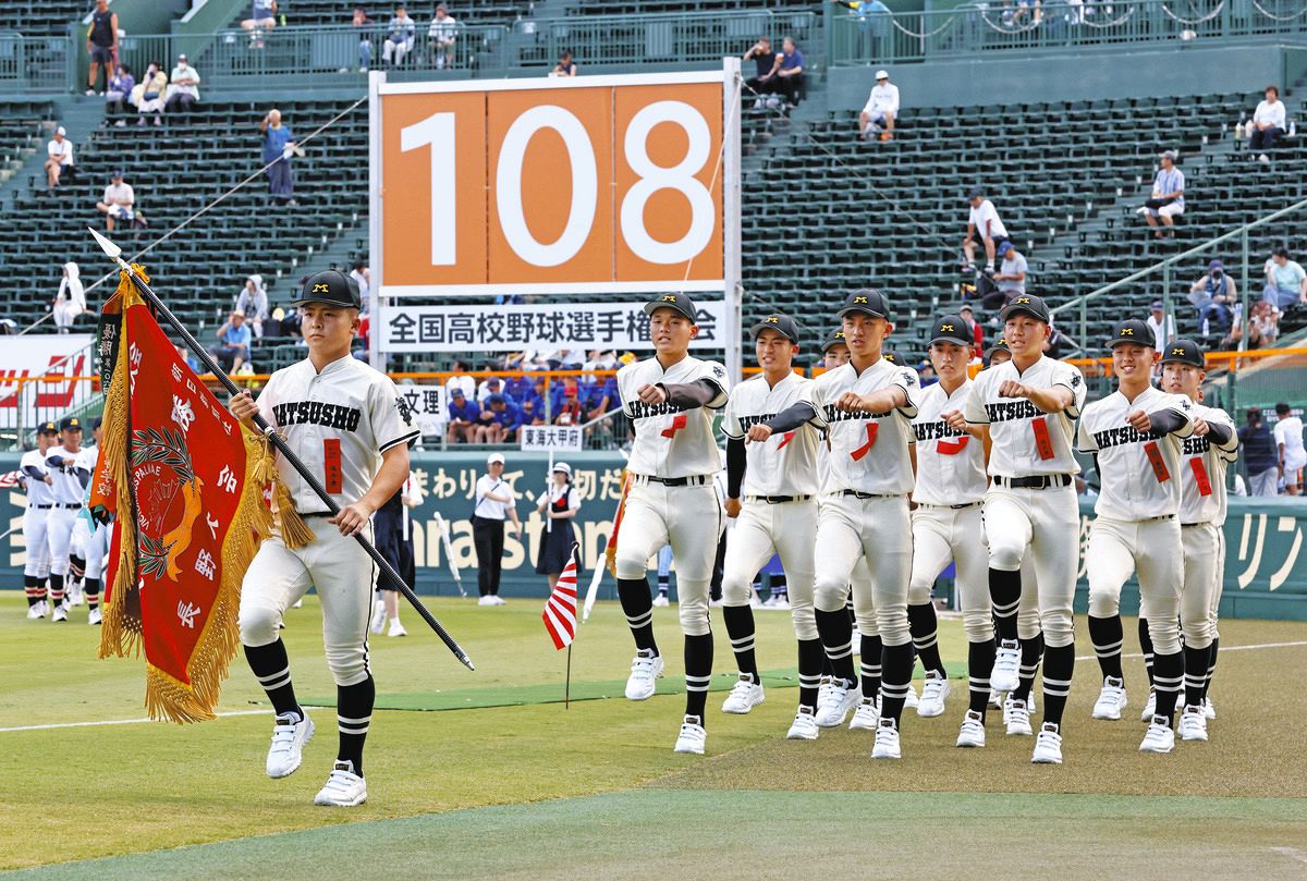 松商ナインが堂々行進 甲子園開会式、暑さ対策で昨年に続き夕方開催