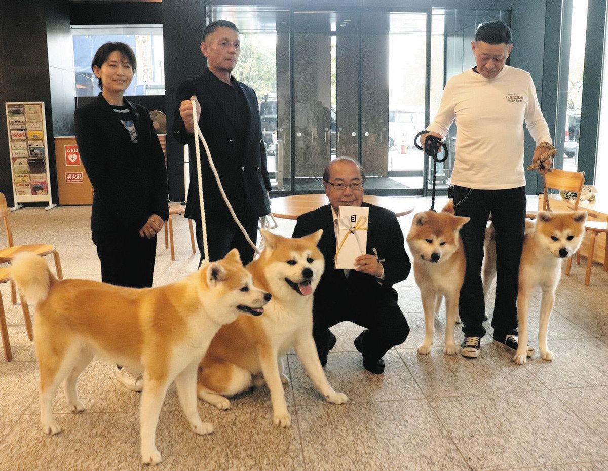 ペット防災対策に生かしてワン 秋田犬保存会が県に寄付金：北陸中日新聞Web