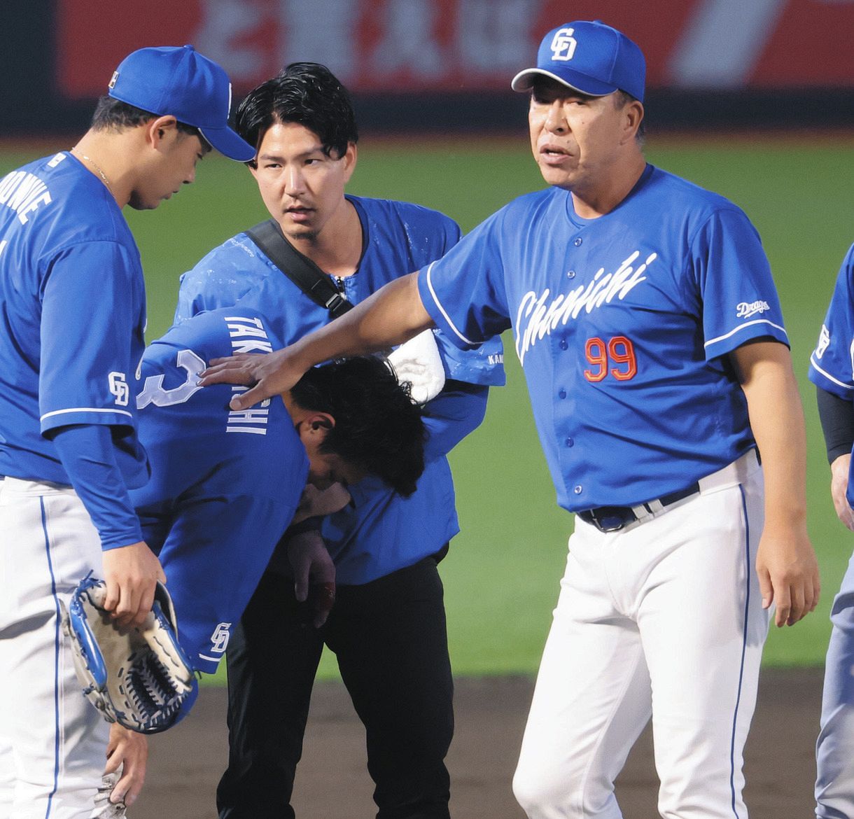 ３回裏、三塁打を放った太田と接触した高橋周（左から２人目）に手を添える中日・井上監督