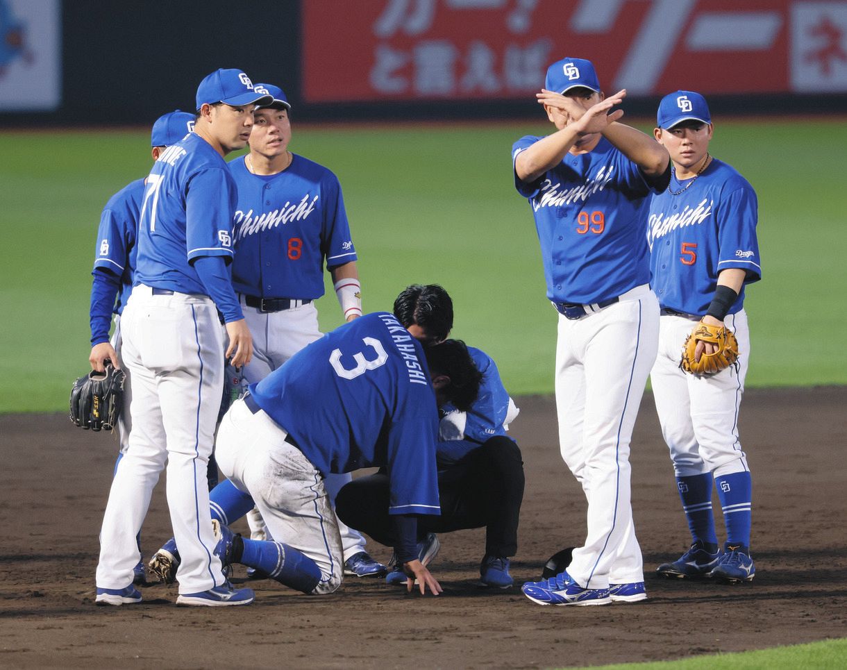 ３回裏、三塁打を放った楽天・太田と接触した中日・高橋周（中央）