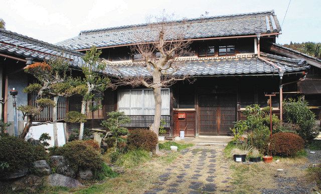 旧北村医院の主屋と増築された診療棟（左）＝長浜市鳥羽上町で 