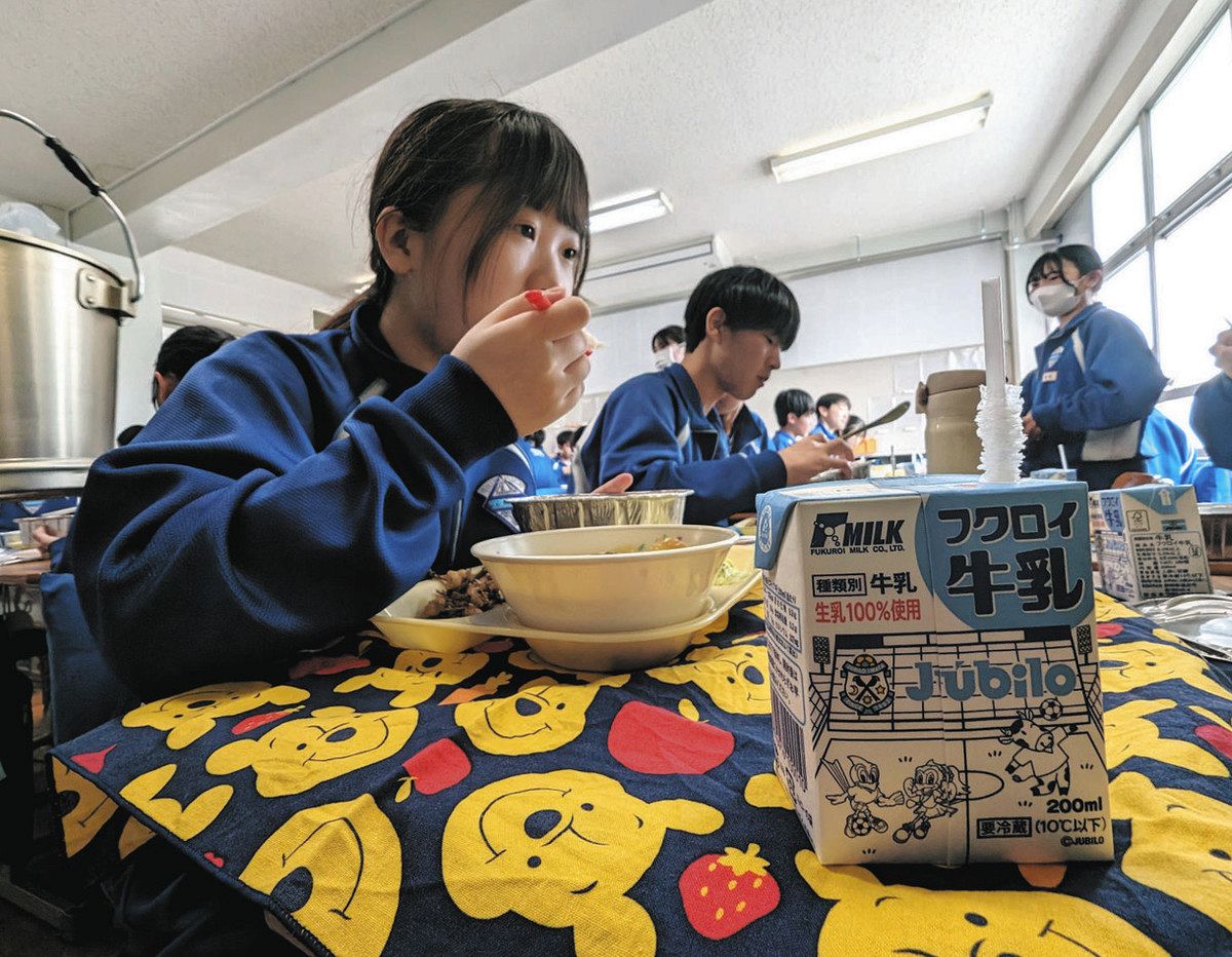 学校給食に初めてお目見えしたジュビロパッケージの牛乳パック＝浜松市中央区の天竜中で 