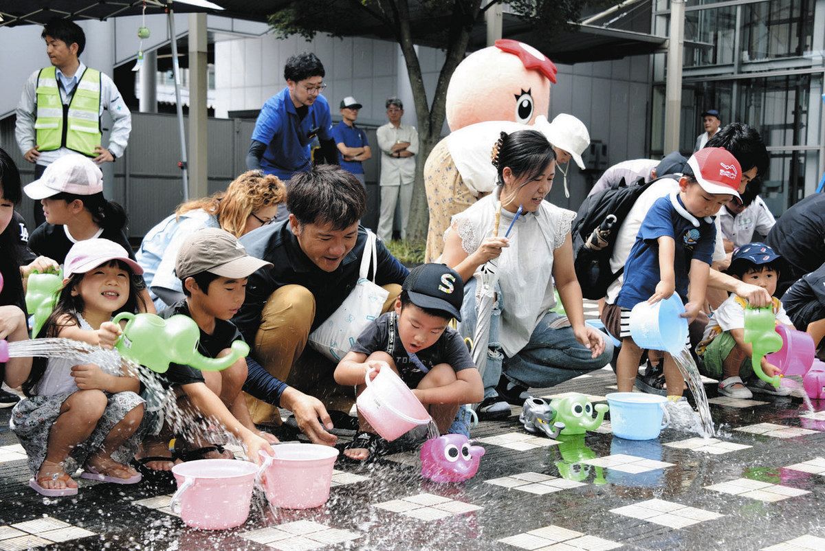 打ち水をする子どもたち＝多治見市音羽町で
