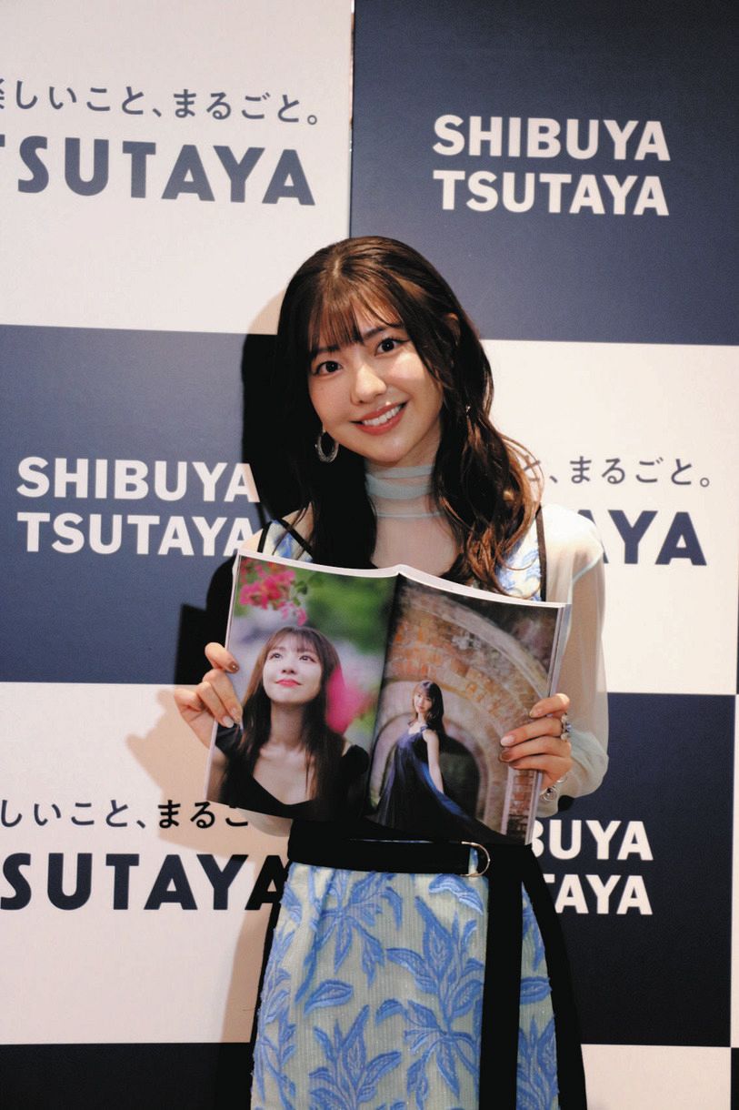 4ヶ月連続ソロ写真集発売記念パネル(小玉梨々華)