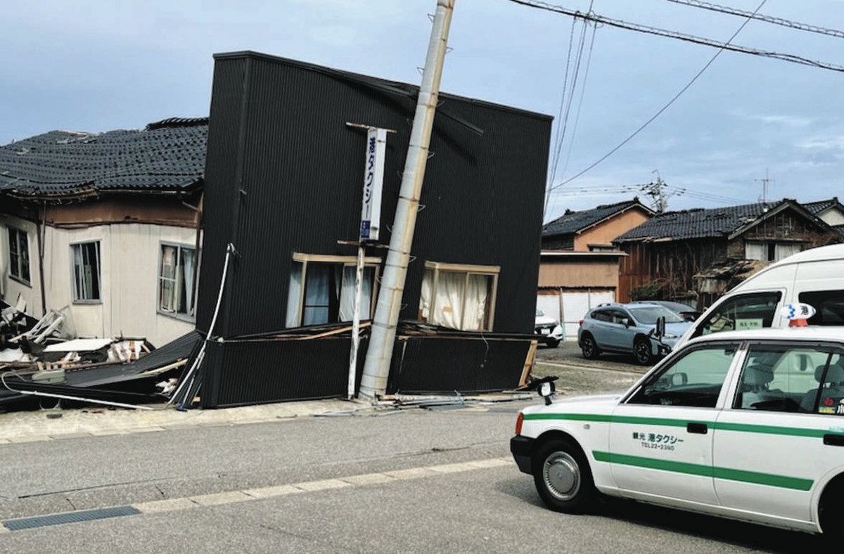 地震で倒壊した港タクシーの事務所。現在は休業している＝石川県輪島市河井町で