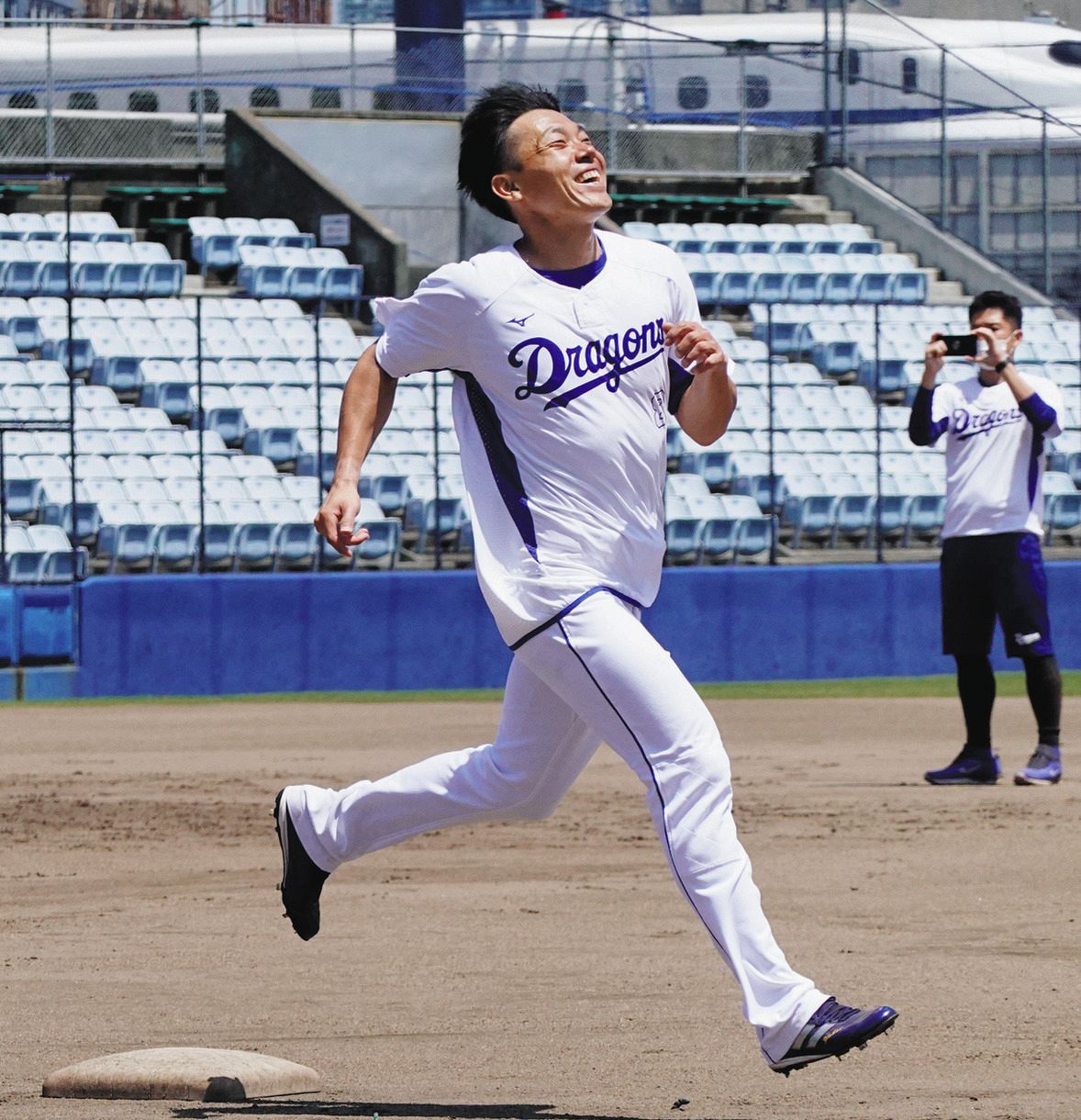 死球離脱の中日 大島が走塁練習と外野ノックを再開 中日スポーツ 東京中日スポーツ 死球離脱の中日 大島が走塁練習と外野ノックを再開 中日スポーツ 東京中日スポーツ