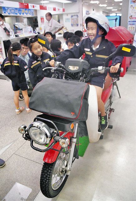 バイクまたがり配達員なりきり 園児招き乗車体験：日刊県民福井Web