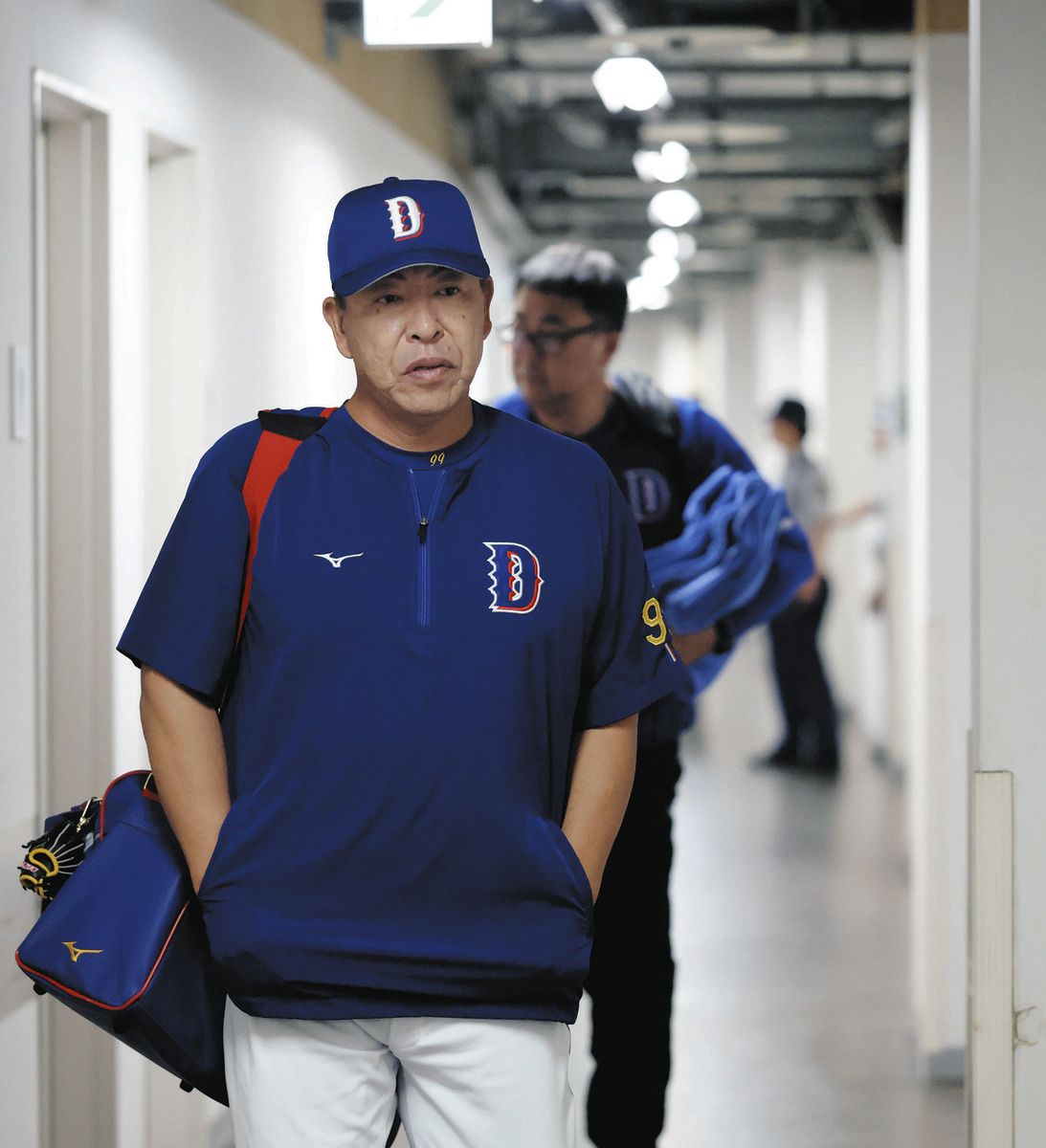 阪神戦が中止となり引き揚げる井上監督