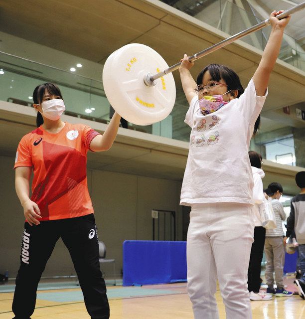 バーベル 八木選手と挙げた 金沢 五輪パラ競技 親子で体験 北陸中日新聞web