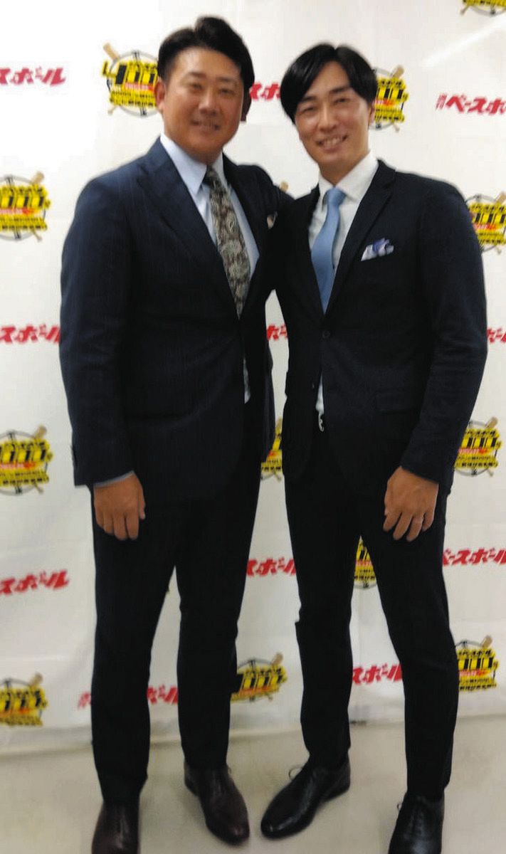 週刊ベースボール４０００号記念トークショーに出演した松坂大輔さん（左）と和田毅さん