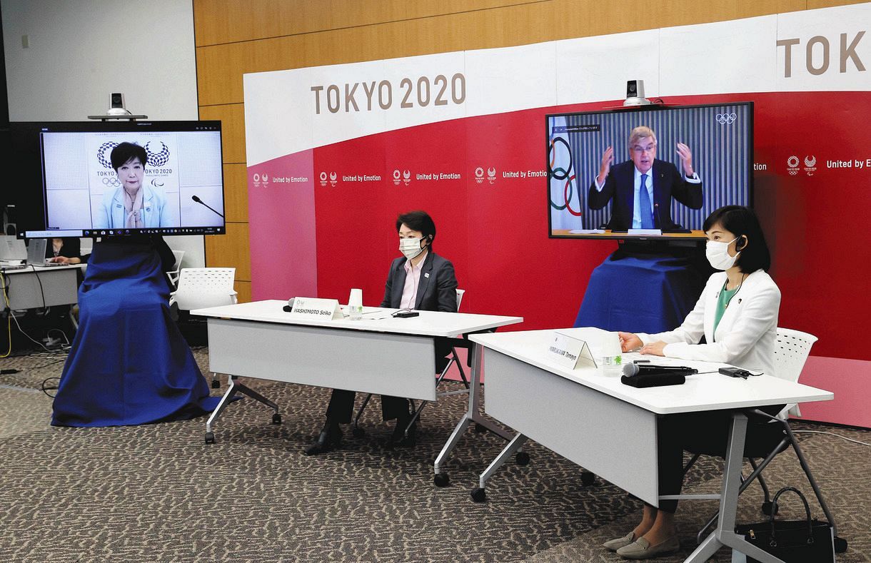 東京五輪・パラリンピックに向けた５者協議で会談する（左から）小池都知事、組織委の橋本会長、ＩＯＣバッハ会長、丸川五輪担当相（代表撮影)