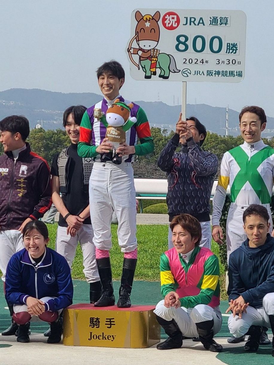 ◇仲間に囲まれ…藤岡康太、JRA通算800勝を達成して笑顔【写真】：中日