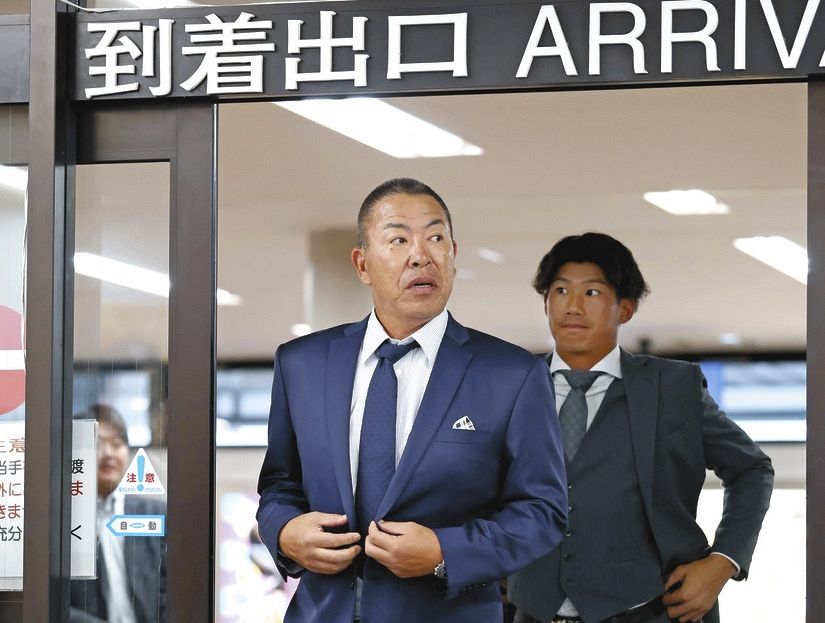 高知入りした井上監督。右は浜