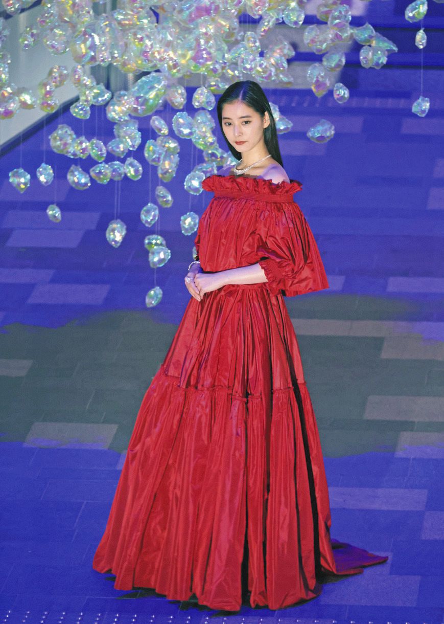 ◇新木優子、ドレスのショット 全身が深紅【写真】：中日スポーツ