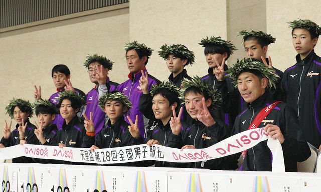 Ｖサインで記念写真に納まる上野選手（前列右端）ら長野チーム＝広島市内で 