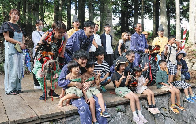 数河獅子、伝統の大技で有終の美 古川の「若社」解散前に最後の奉納