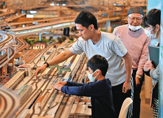 レール全長400メートル 名古屋のカフェ「鉄道屋」で気軽に旅
