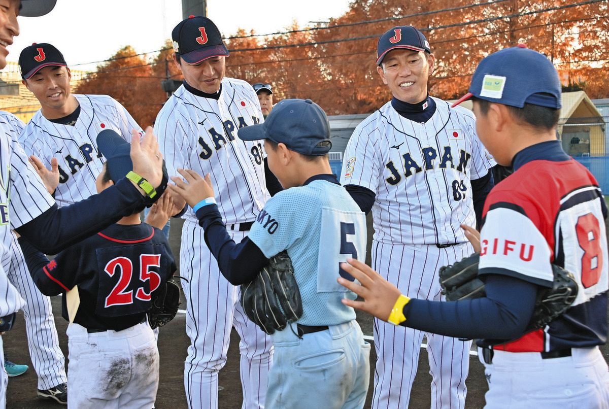侍ジャパン井端監督らが子どもたち指導「野球やりたい子が増えてくれ