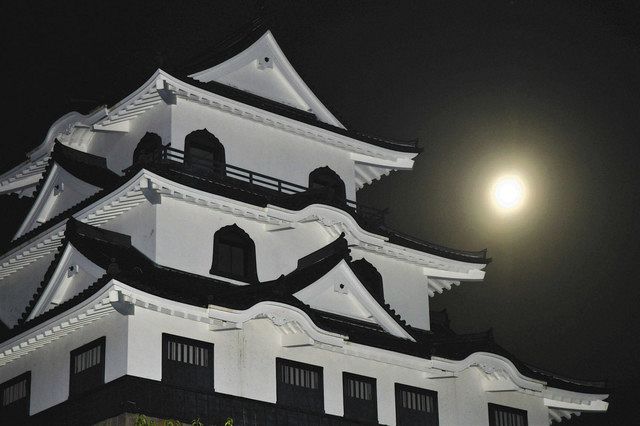 にしみの映える 揖斐川 藤橋城 城型のプラネタリウム 中日新聞web