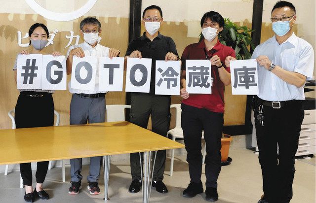 米を冷蔵庫で保管するよう呼び掛ける農家ら＝飛騨市古川町で 