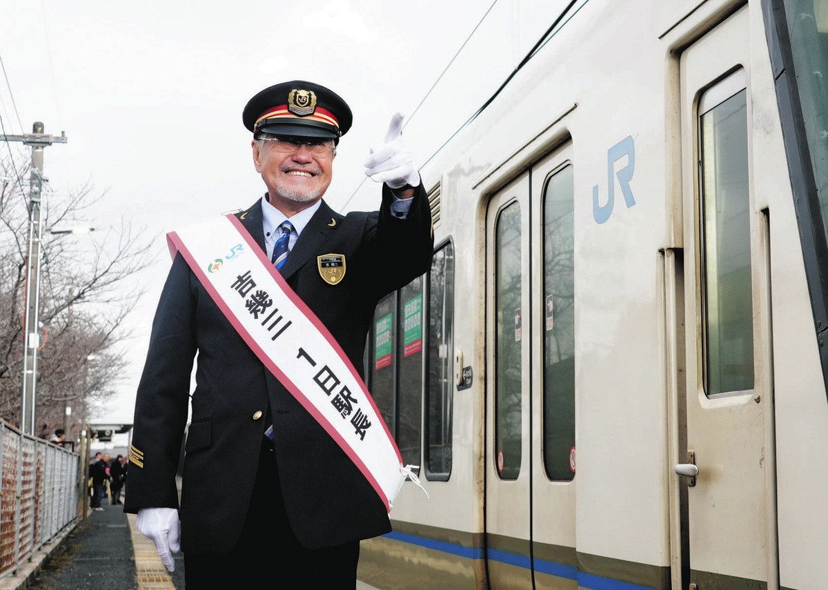 一日駅長 出発進行！ヨシイクゾウ！」 吉幾三さん、JR草津線の5駅で一日
