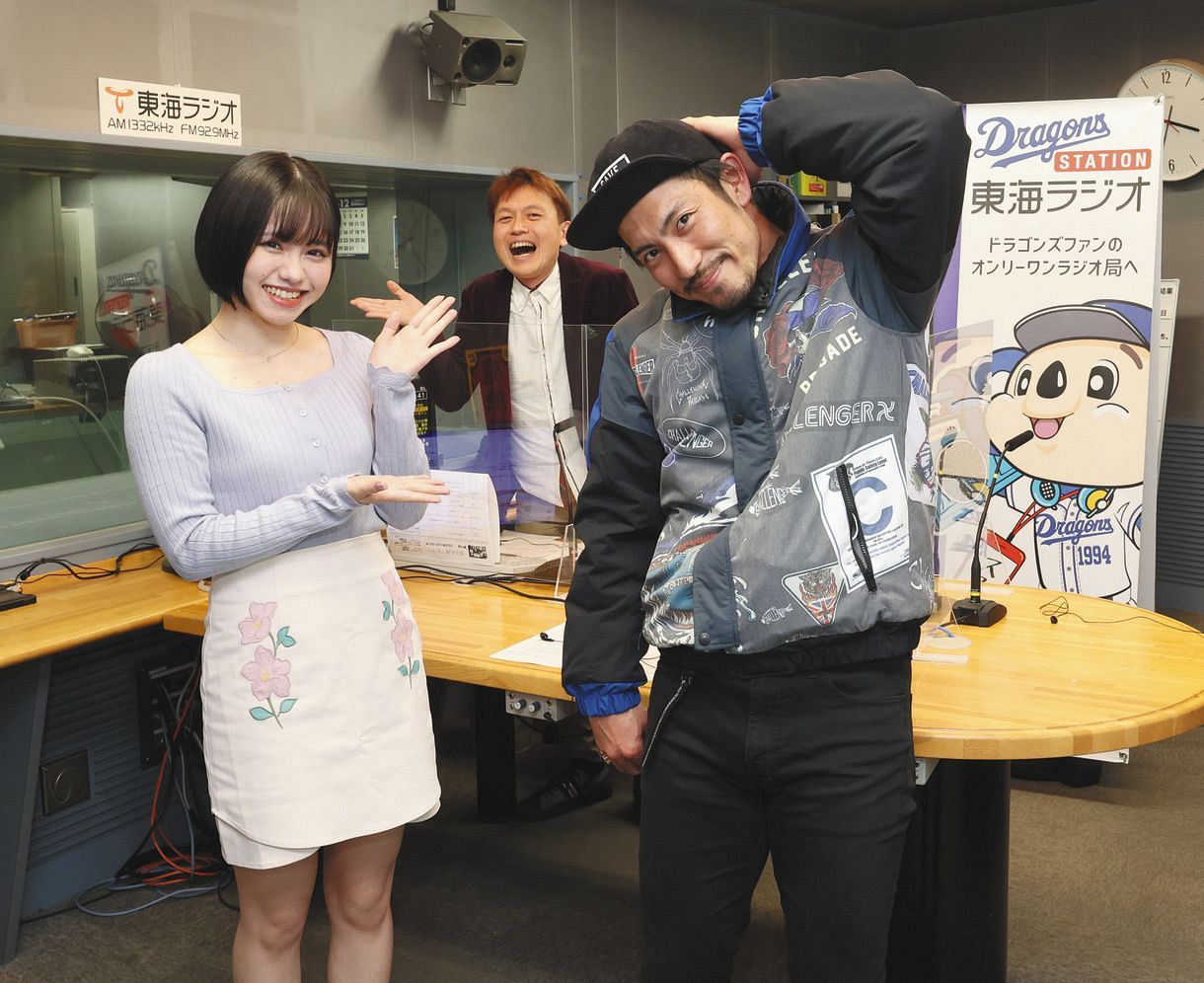 東海ラジオ「源石和輝！抽斗！」に出演し、ポーズを決める（左から）SKE48の佐藤佳穂、源石和輝アナ、祖父江