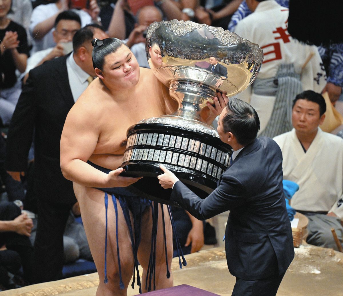 大の里2度目の賜杯、示した進化 先場所敗れた5人に全勝「どんどん前 