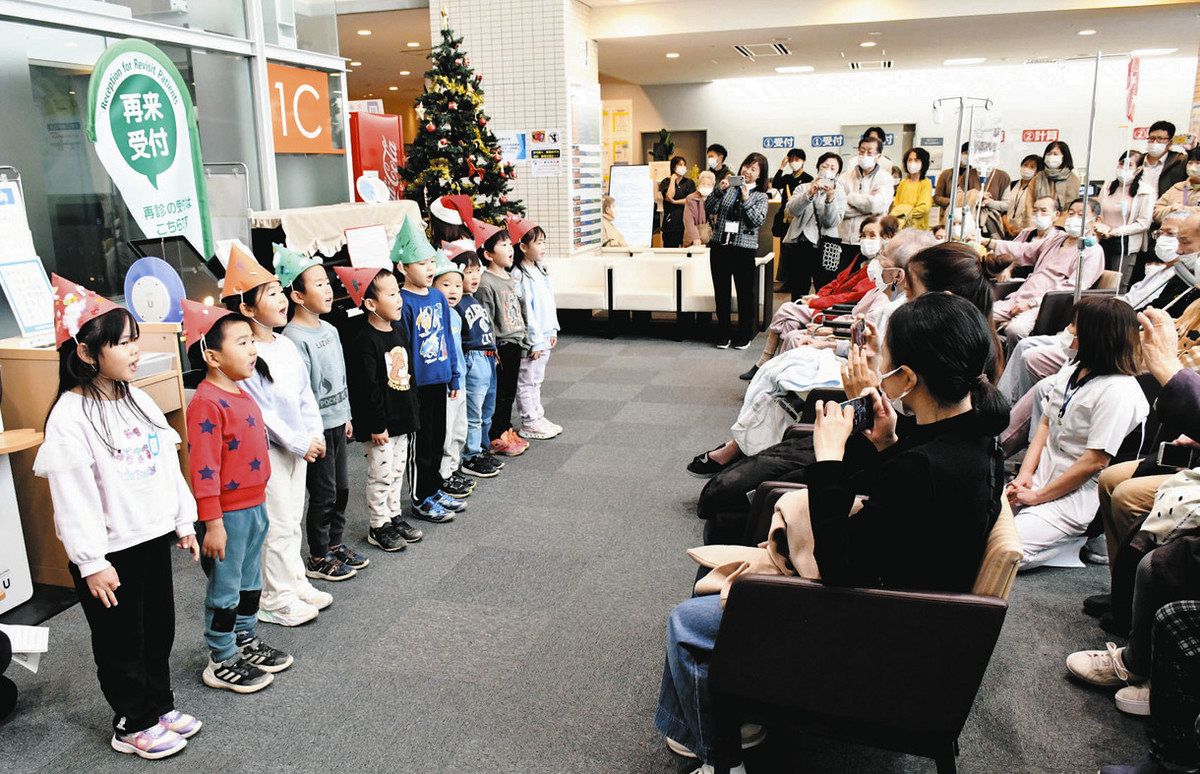 患者らを前に元気いっぱいに合唱する児童ら＝多治見市前畑町の市民病院で
