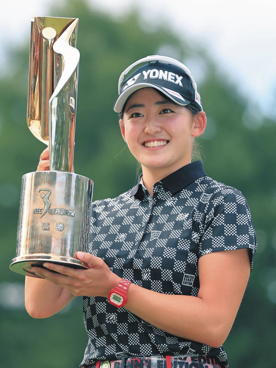 女子ゴルフ】２０歳の岩井千怜がツアー初優勝 「私でもできるんだなっ