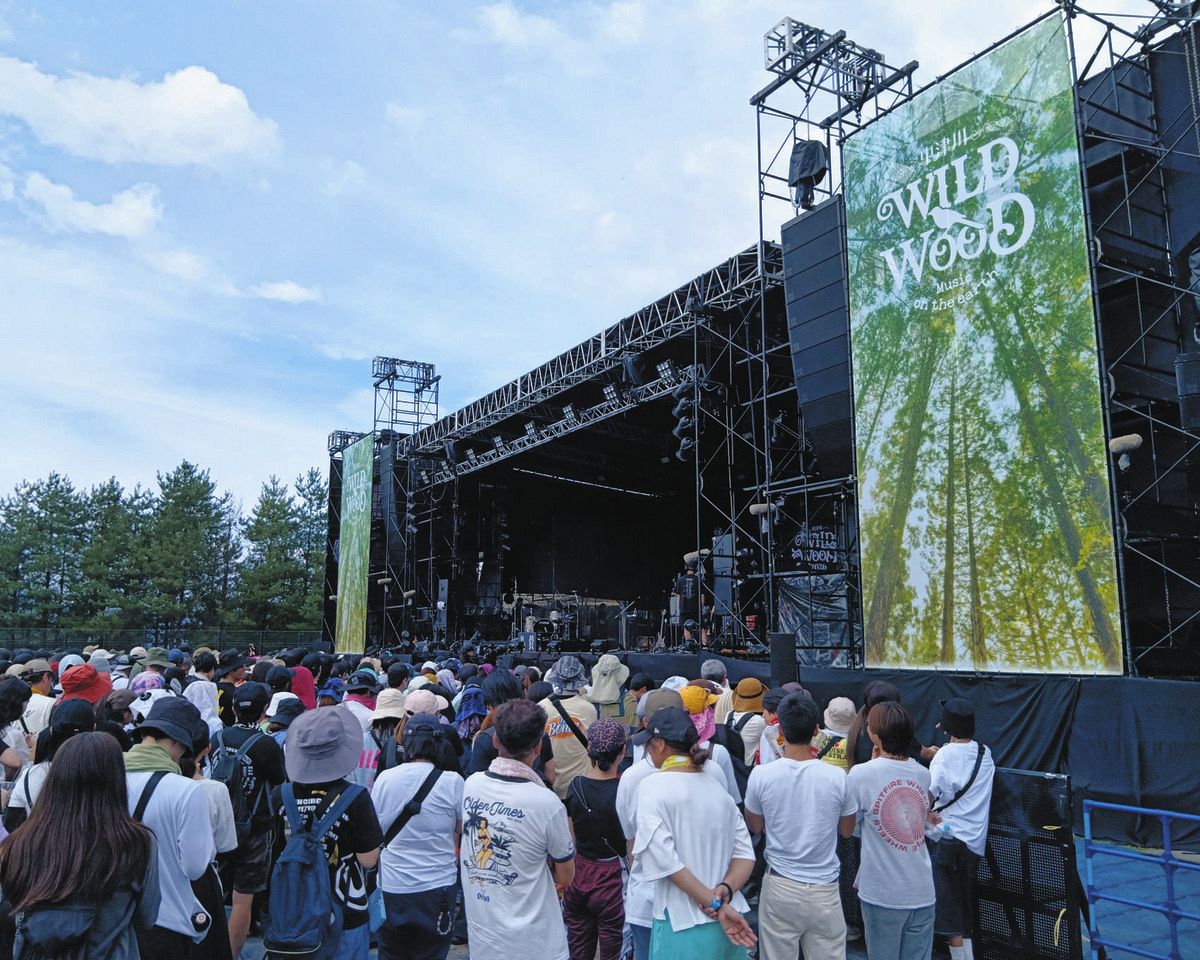 大勢のファンたちでにぎわう会場＝中津川市で